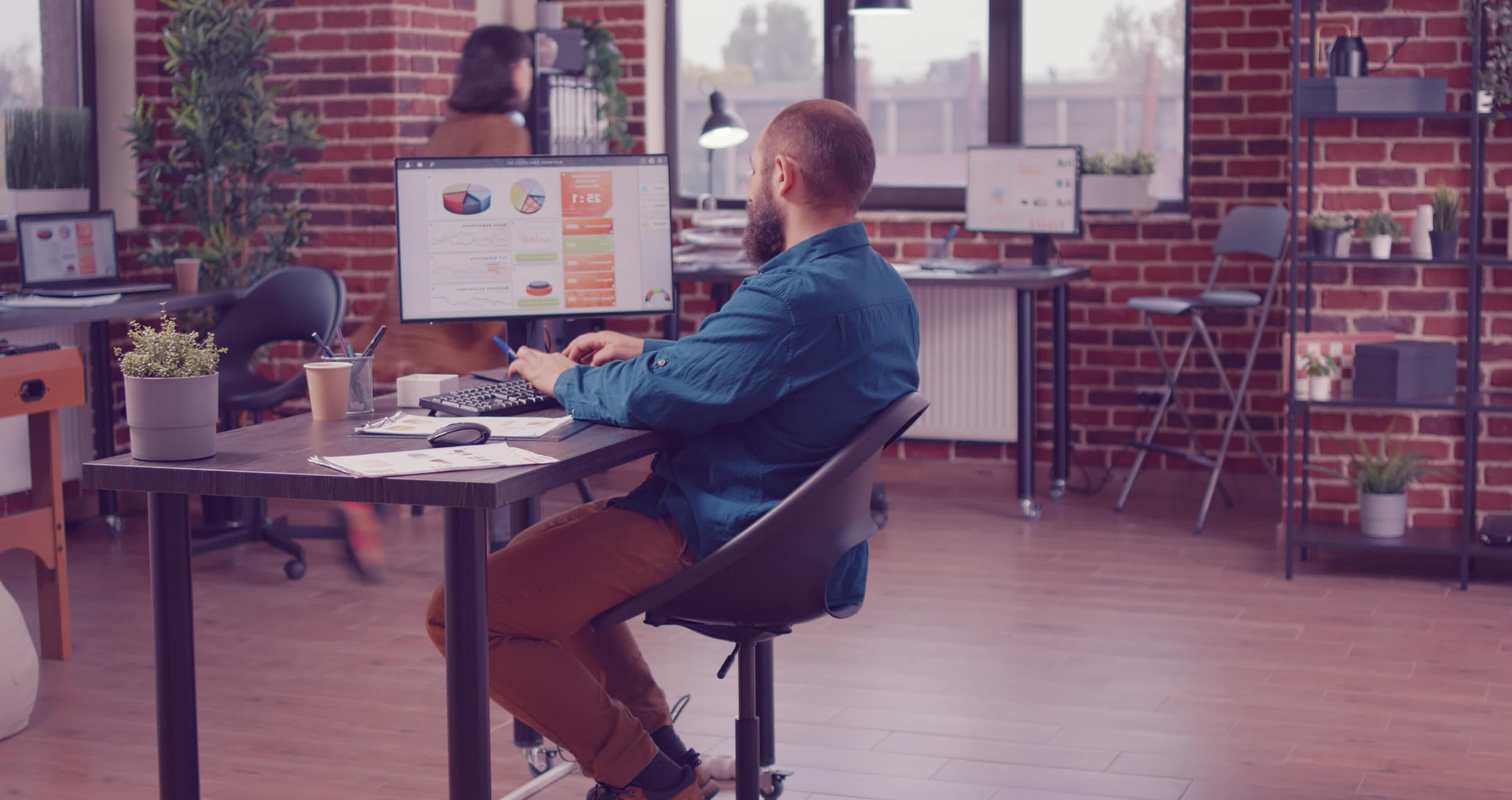 Arbeitsbereich mit Dokumenten und Laptop